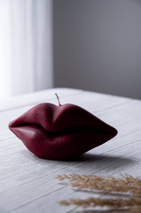 Kissable Glow: Luxurious Lip-shaped Candle