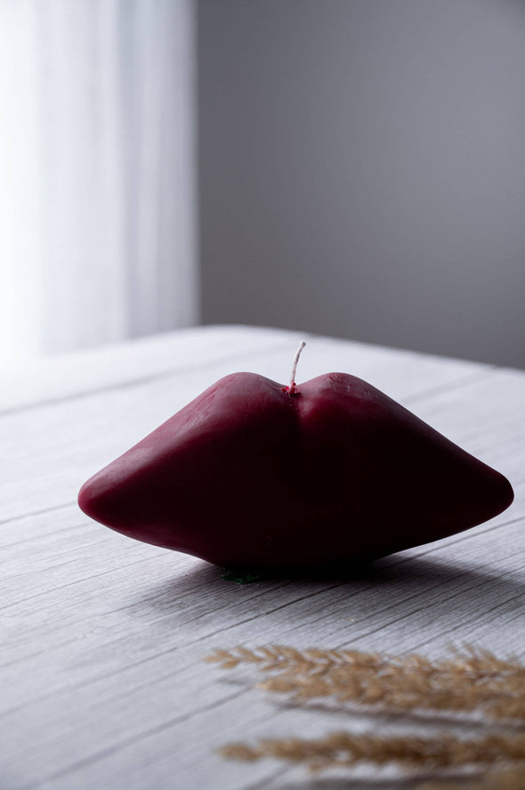 Kissable Glow: Luxurious Lip-shaped Candle