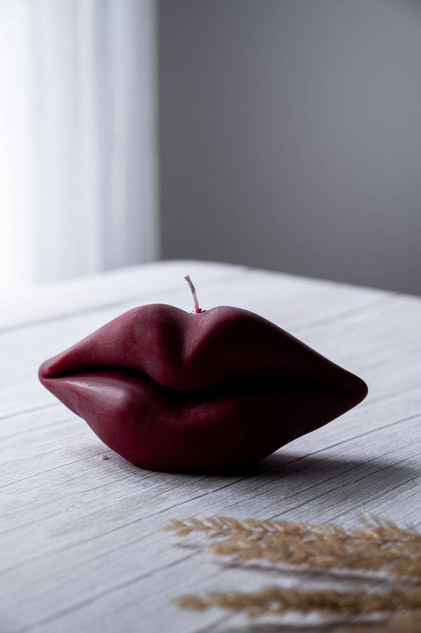 Kissable Glow: Luxurious Lip-shaped Candle