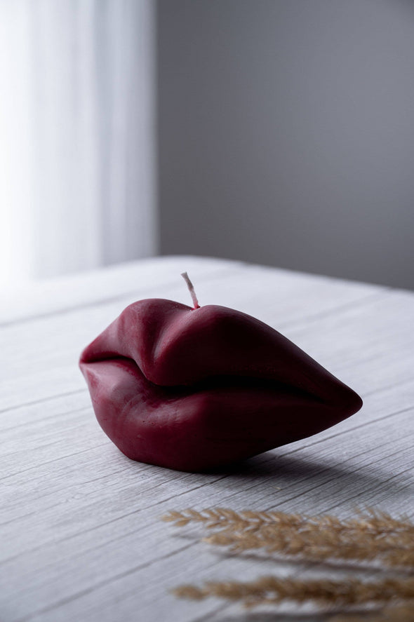 Kissable Glow: Luxurious Lip-shaped Candle